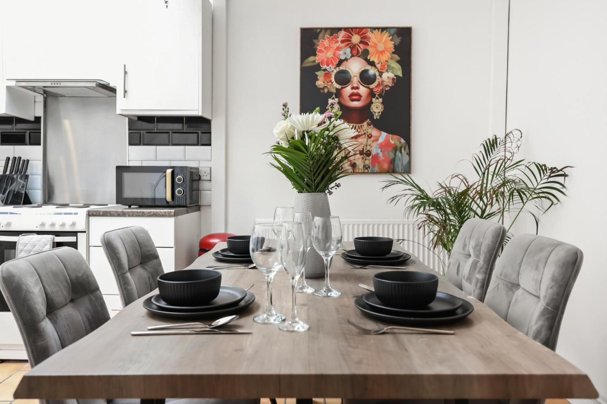 Centrally Located Spacious Three Bedroom Short Term & Flexible Renting Hackney With Free Wifi Londra