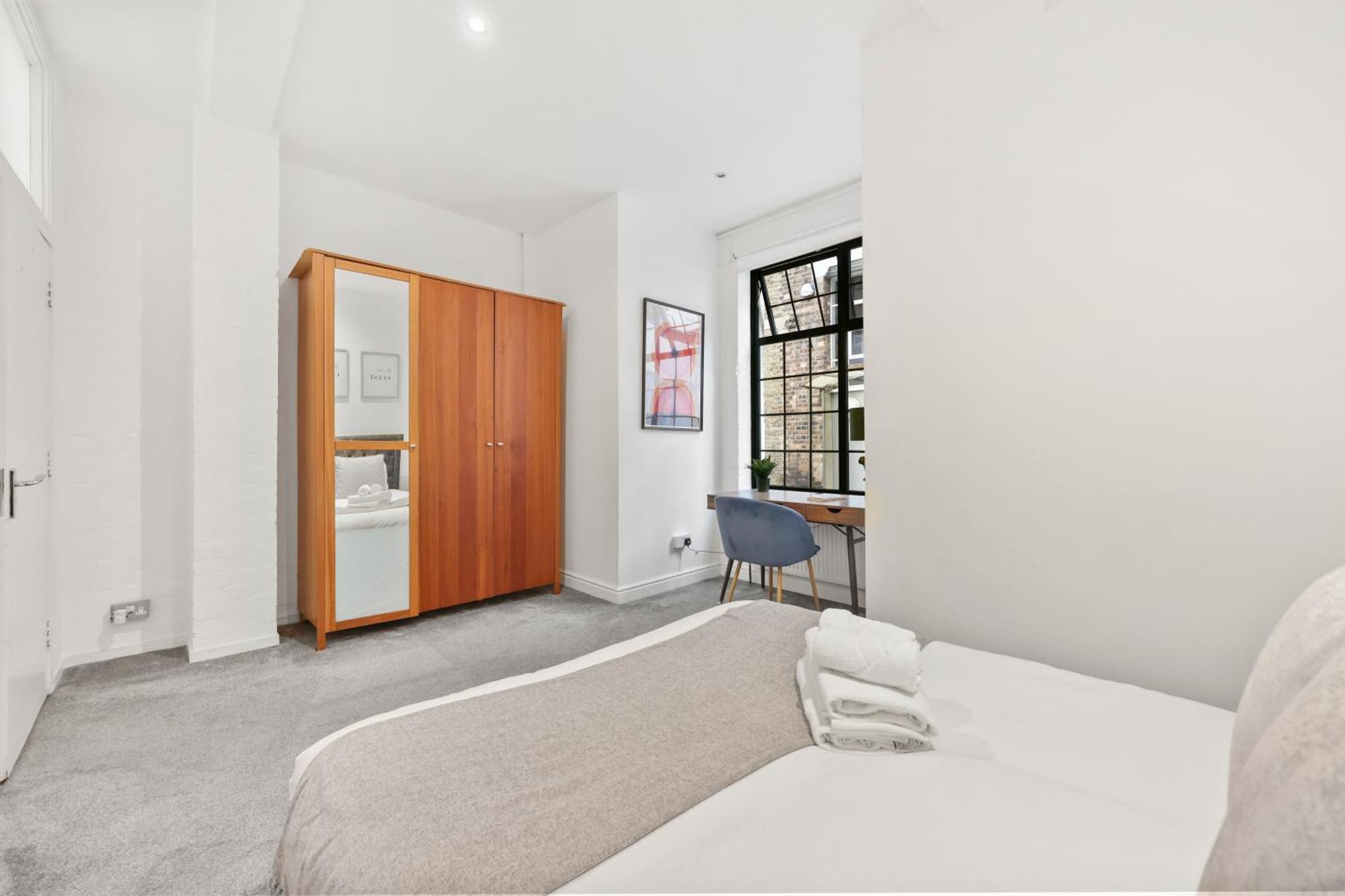 Centrally Located Spacious Three Bedroom Short Term & Flexible Renting Hackney With Free Wifi Appartamento