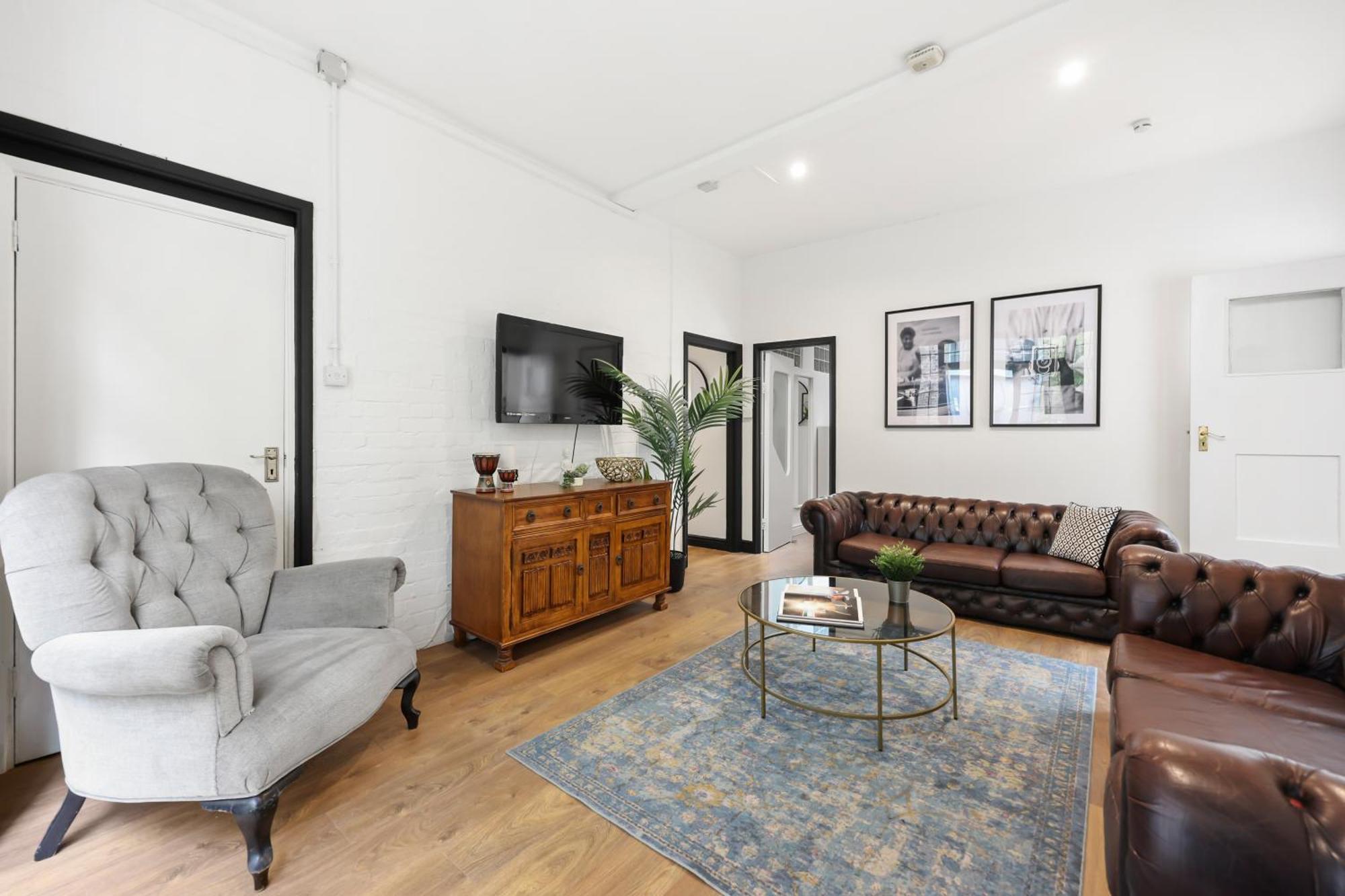 Centrally Located Spacious Three Bedroom Short Term & Flexible Renting Hackney With Free Wifi Appartamento *