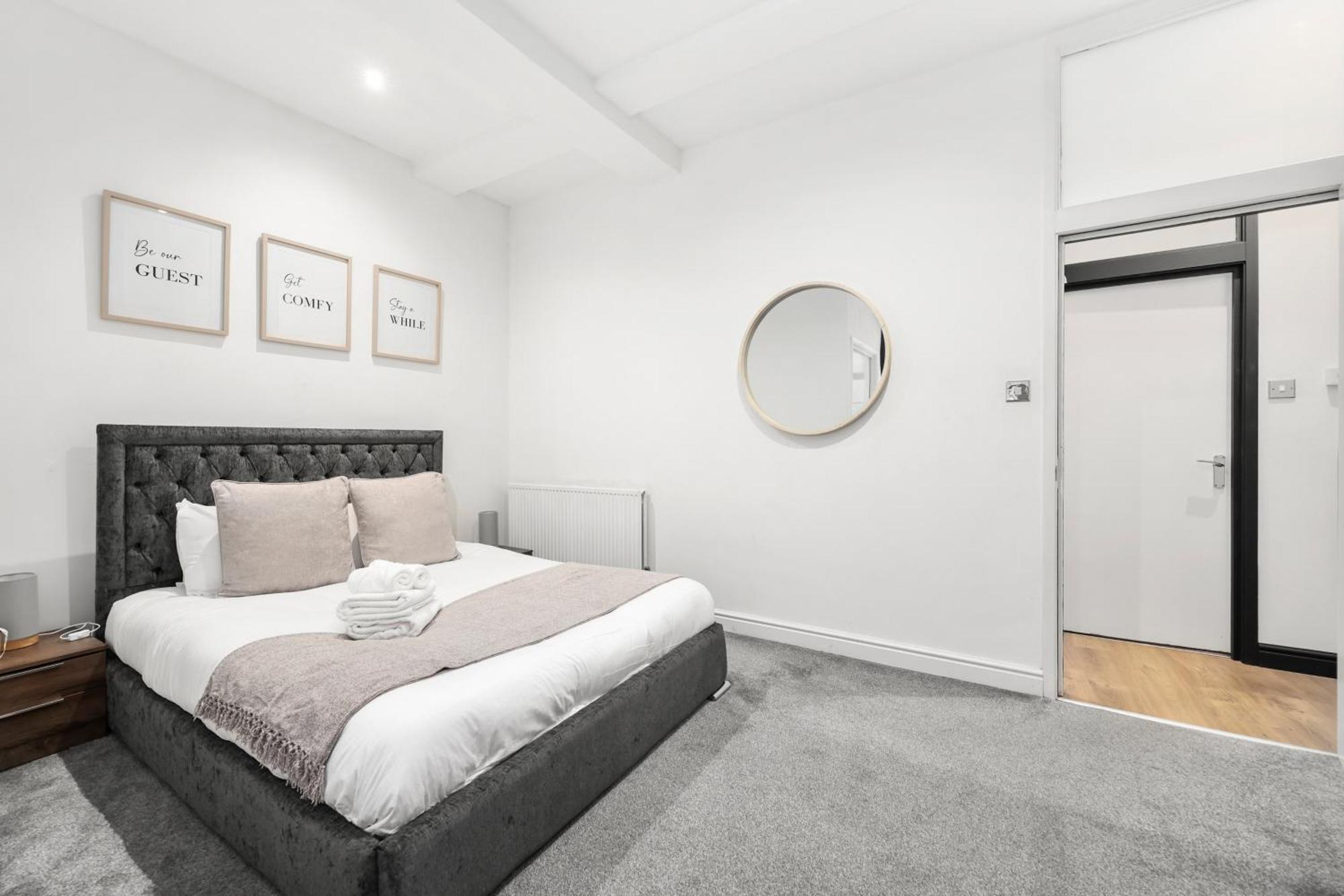 Appartamento Centrally Located Spacious Three Bedroom Short Term & Flexible Renting Hackney With Free Wifi *