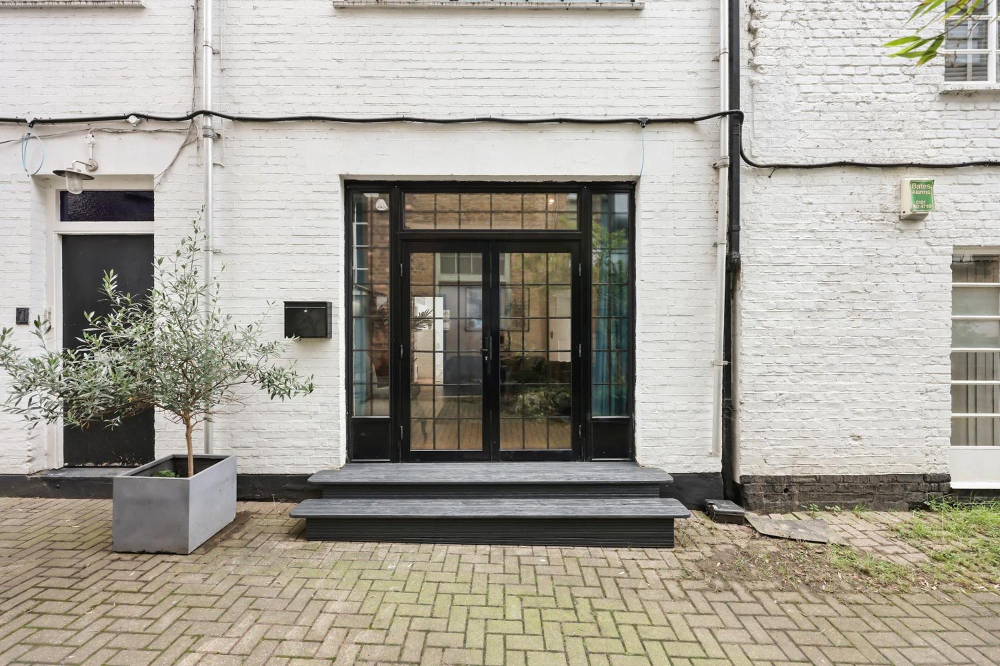 Centrally Located Spacious Three Bedroom Short Term & Flexible Renting Hackney With Free Wifi Londra
