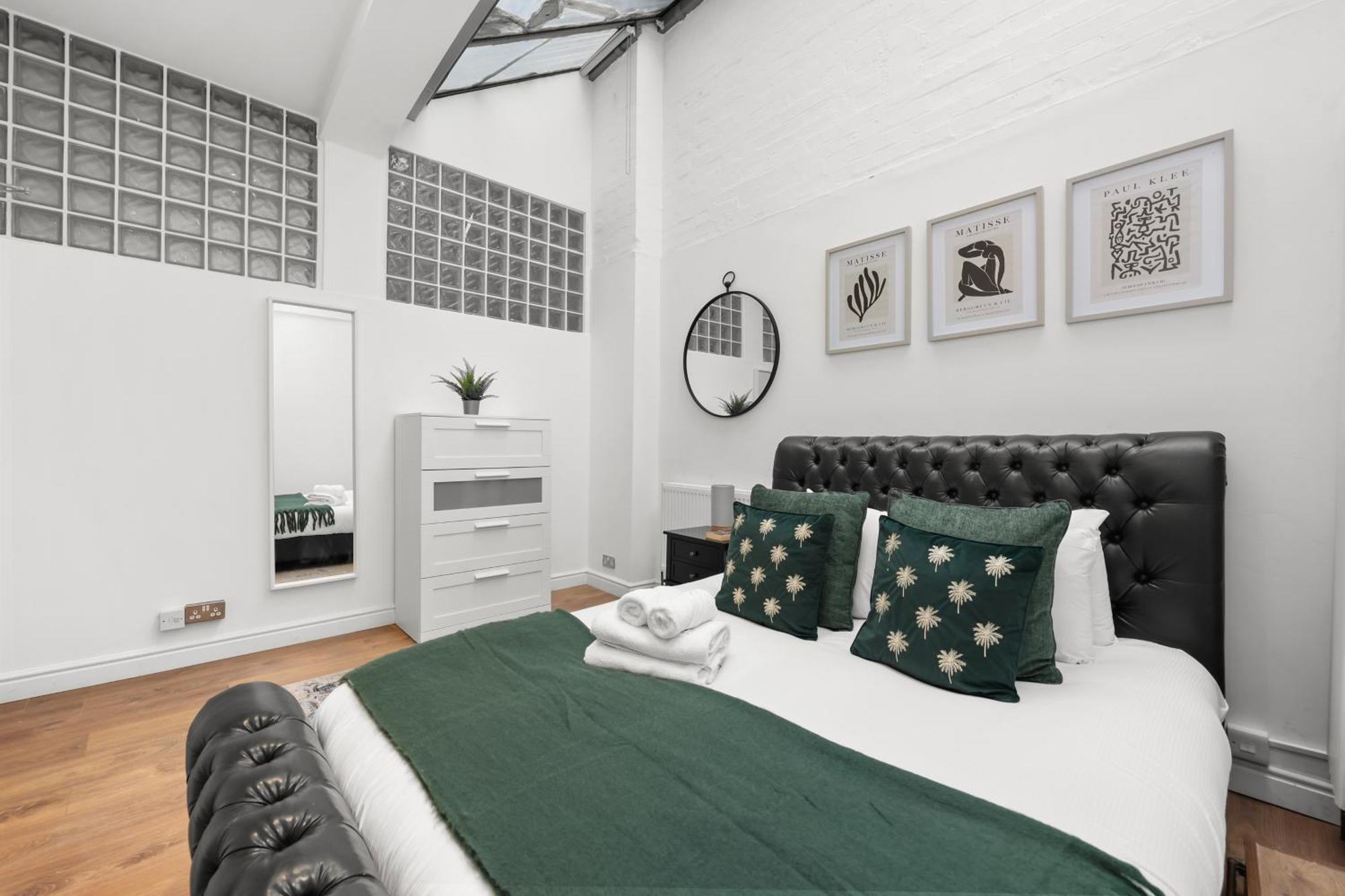 Appartamento Centrally Located Spacious Three Bedroom Short Term & Flexible Renting Hackney With Free Wifi Londra