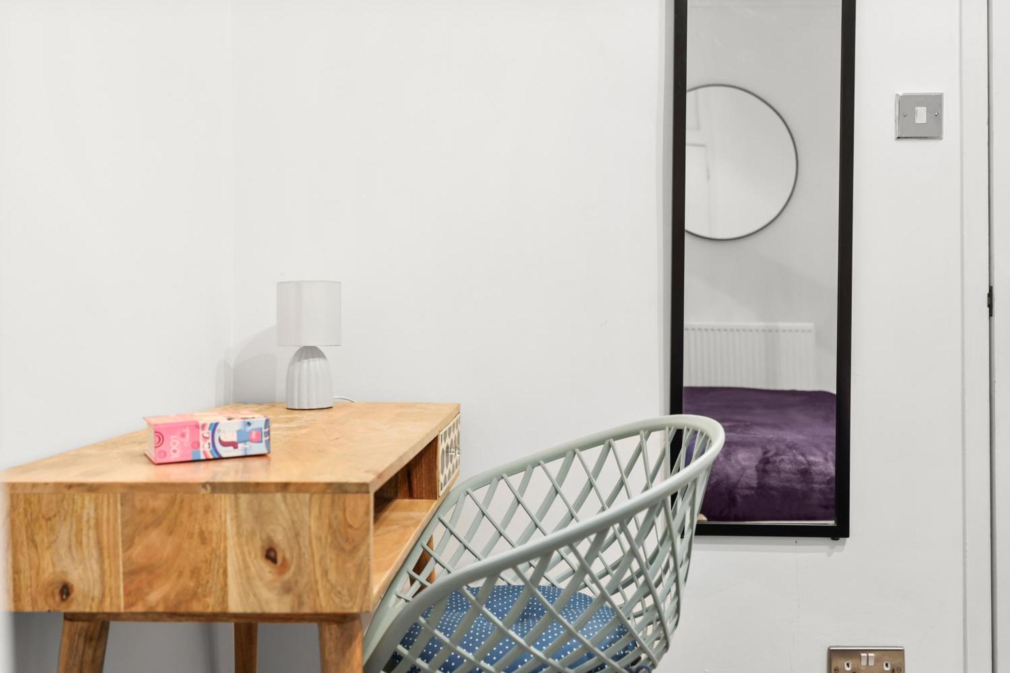 Centrally Located Spacious Three Bedroom Short Term & Flexible Renting Hackney With Free Wifi * Londra