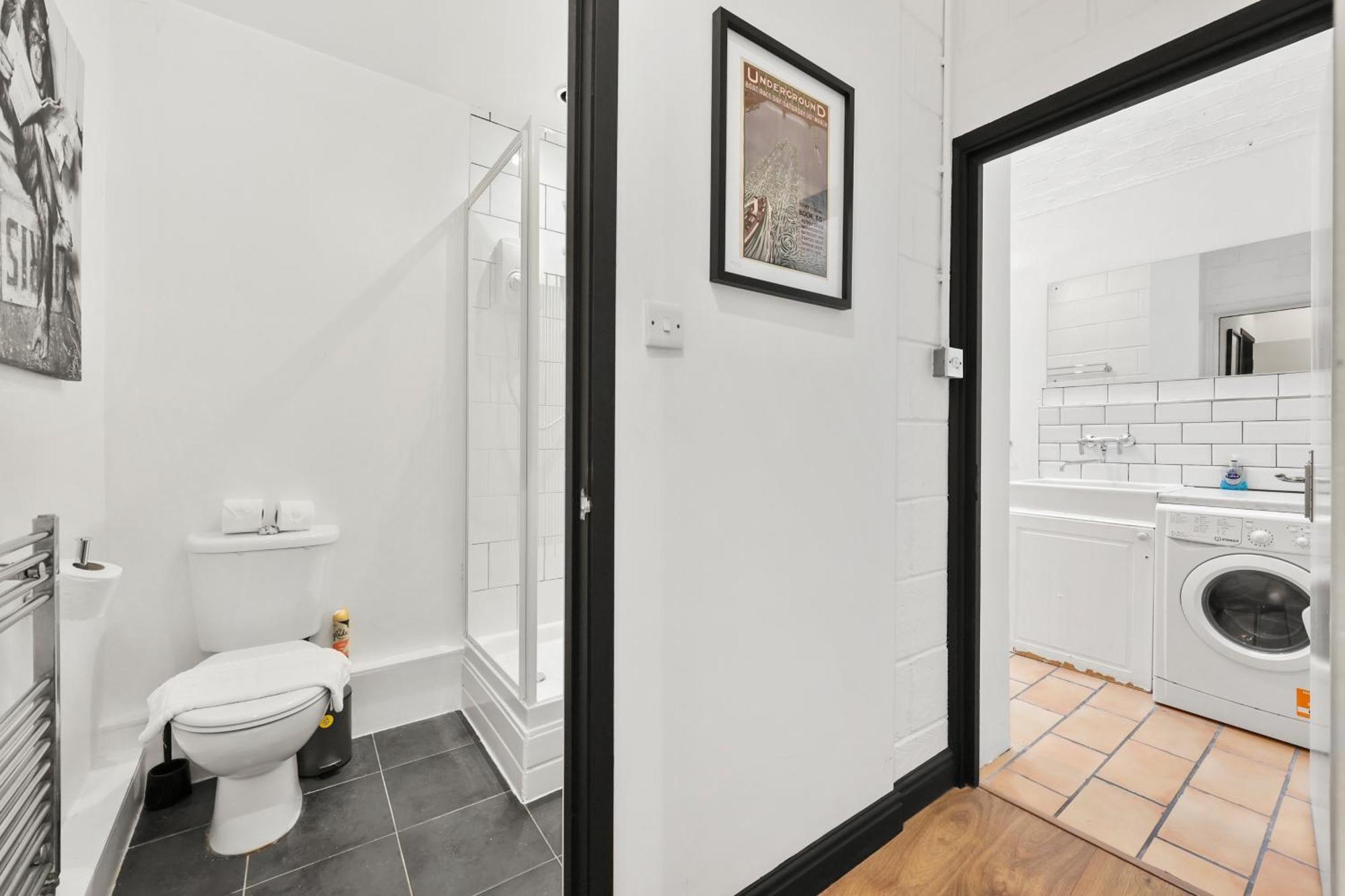 Centrally Located Spacious Three Bedroom Short Term & Flexible Renting Hackney With Free Wifi Appartamento