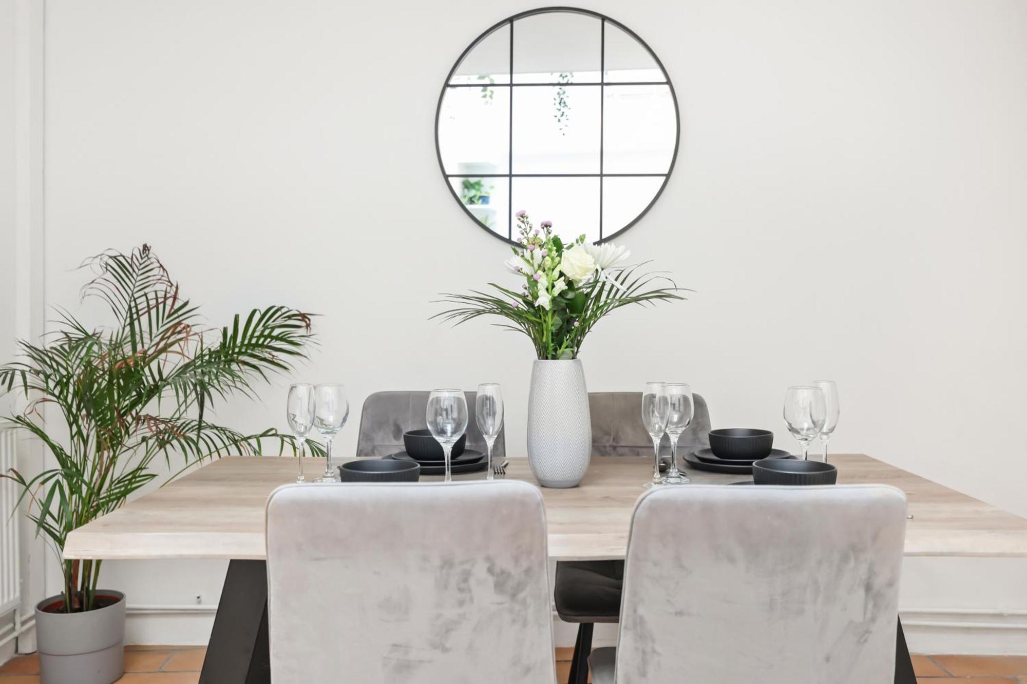 Centrally Located Spacious Three Bedroom Short Term & Flexible Renting Hackney With Free Wifi Londra