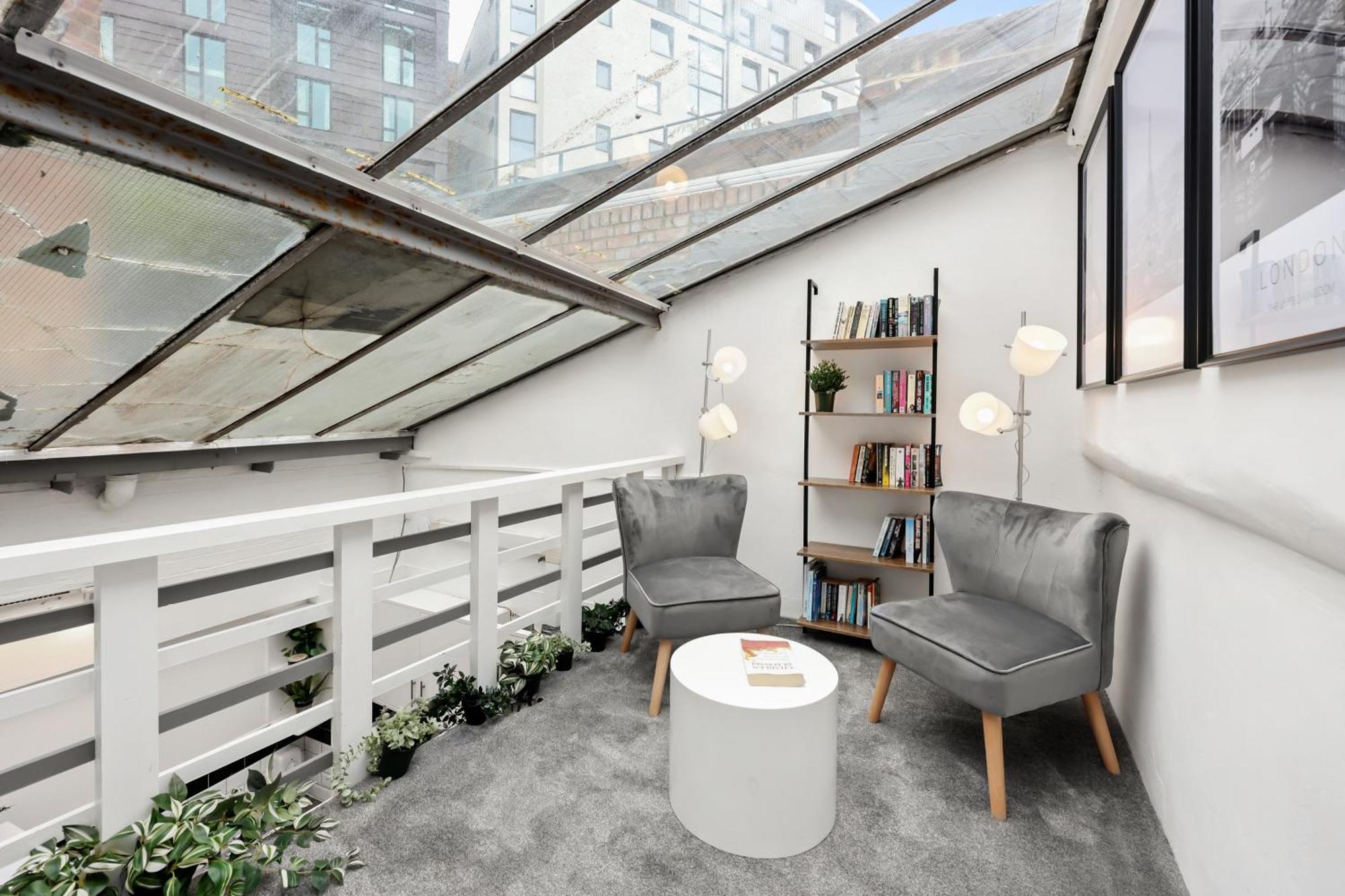 Centrally Located Spacious Three Bedroom Short Term & Flexible Renting Hackney With Free Wifi Appartamento
