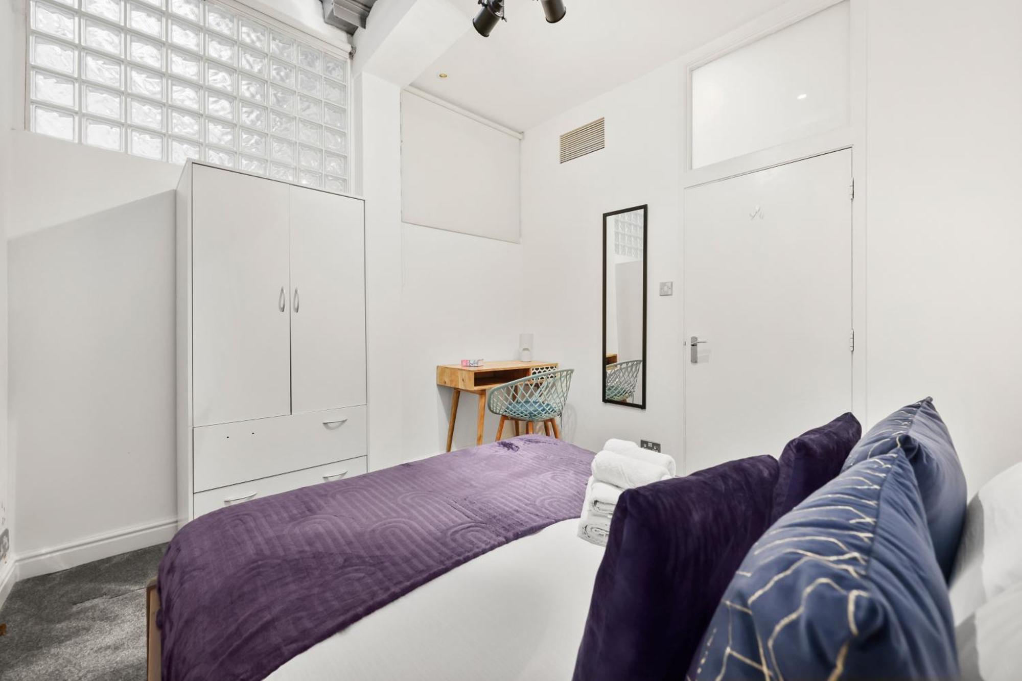 Appartamento Centrally Located Spacious Three Bedroom Short Term & Flexible Renting Hackney With Free Wifi *