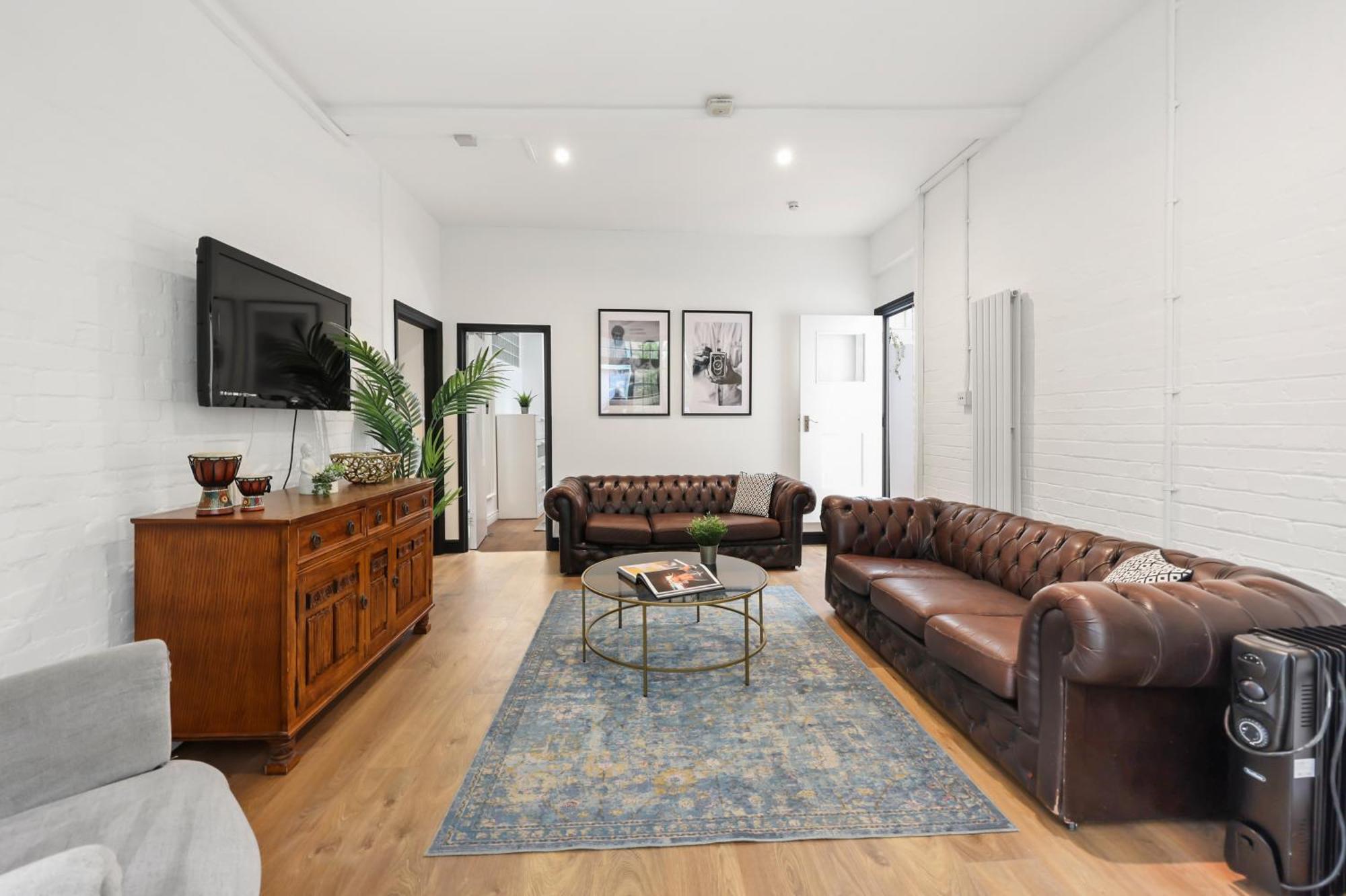 Centrally Located Spacious Three Bedroom Short Term & Flexible Renting Hackney With Free Wifi Appartamento *
