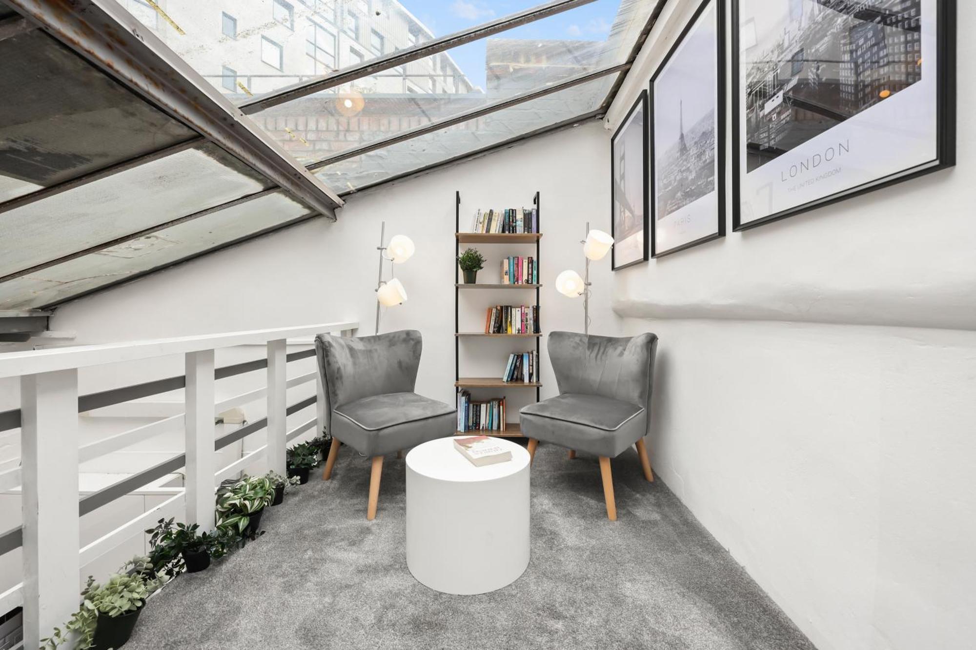 Centrally Located Spacious Three Bedroom Short Term & Flexible Renting Hackney With Free Wifi Londra