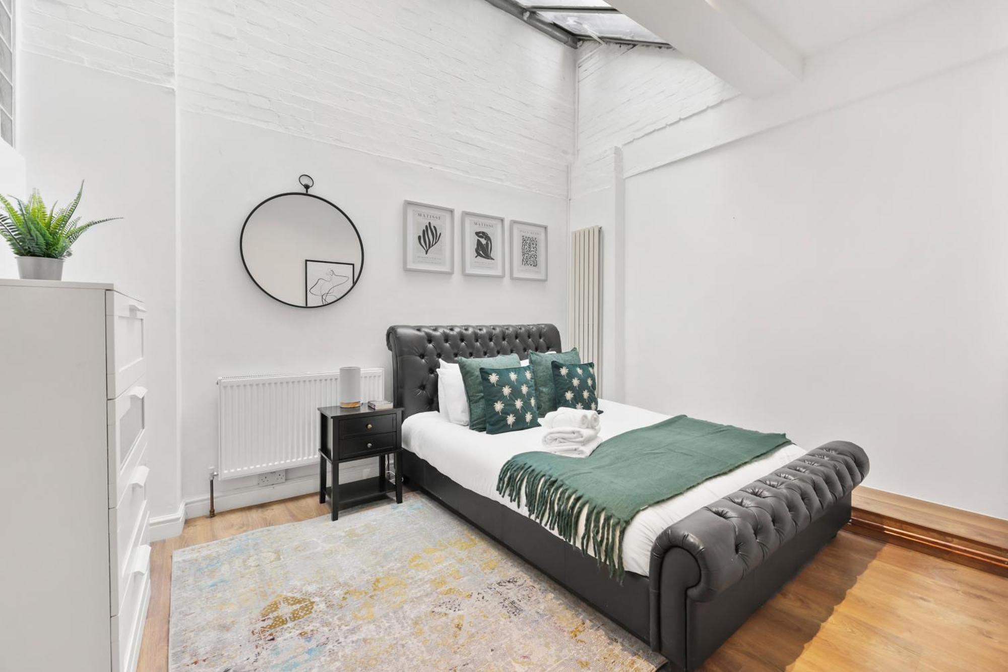 Centrally Located Spacious Three Bedroom Short Term & Flexible Renting Hackney With Free Wifi * Londra
