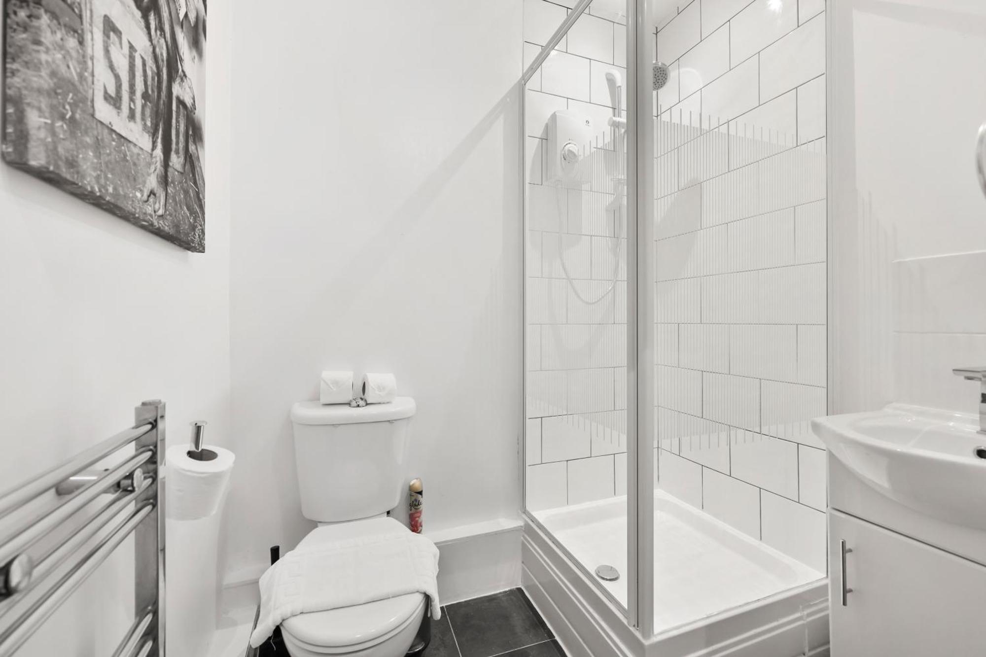 Centrally Located Spacious Three Bedroom Short Term & Flexible Renting Hackney With Free Wifi * Londra