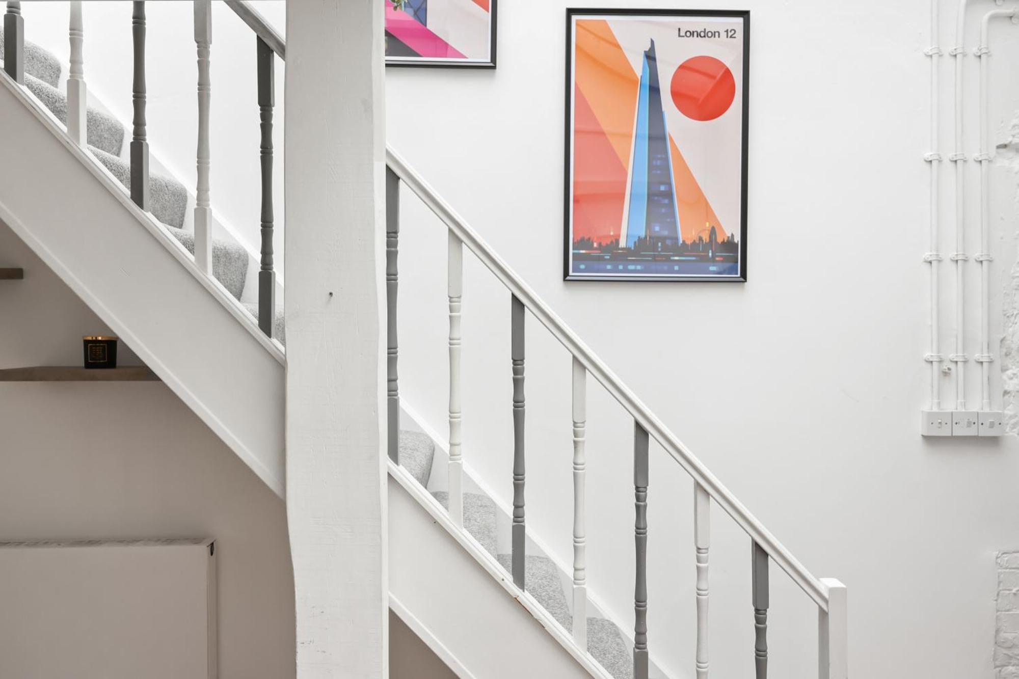 Centrally Located Spacious Three Bedroom Short Term & Flexible Renting Hackney With Free Wifi * Londra